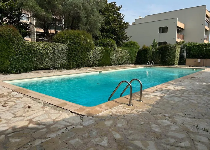 Appartement Magnifique Dans Résidence Avec Piscine Antibes